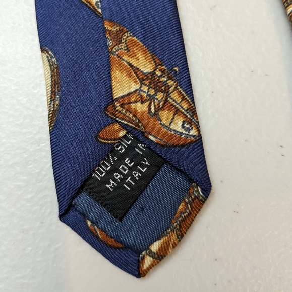 Vintage Kenneth Cole silk tie with all over shoe design. - Picture 5 of 5